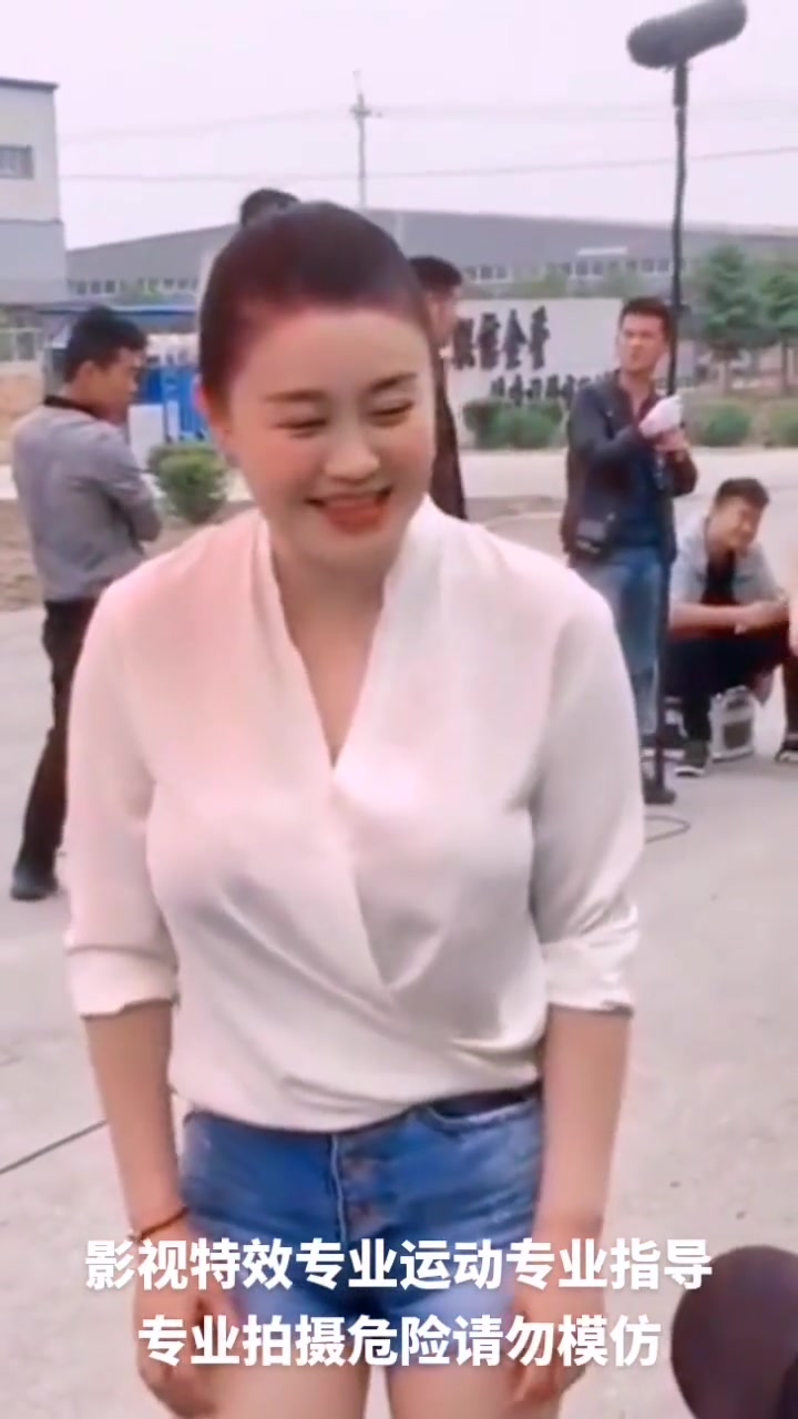 小伙子嘴真甜，赵本山女弟子关婷娜被夸得笑开了花