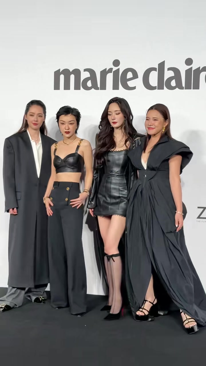 小时代四姐妹一起红毯杨幂中简丝袜搭配小高跟，太抢眼了
