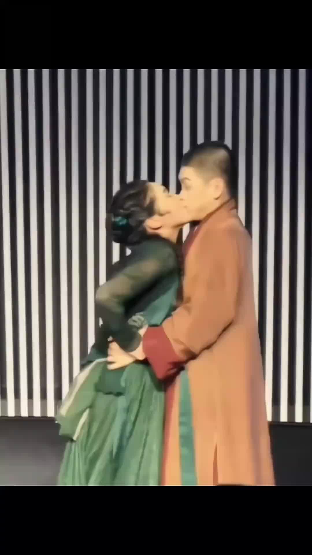 小青魅惑法海这段戏是真亲啊小青本色出演了