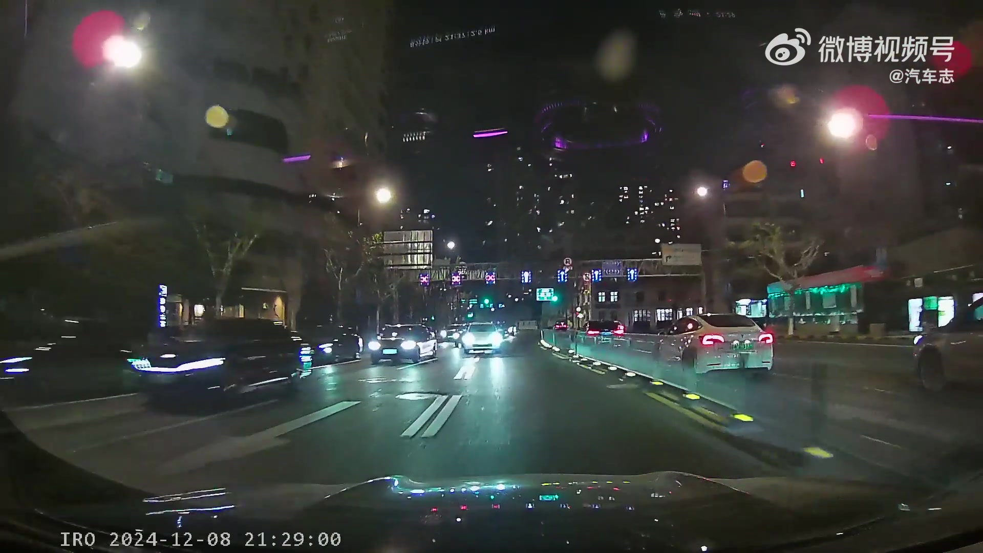 第一眼以为视频车在逆行，看到后面才发现是潮汐车道
