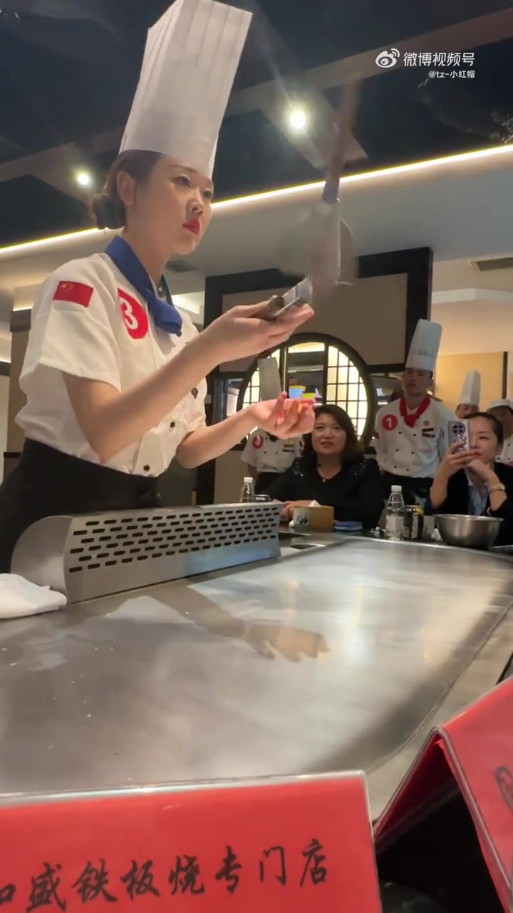 一群人看一个厨师表演杂技，那秀完一波对那个蛋会好吃点吗