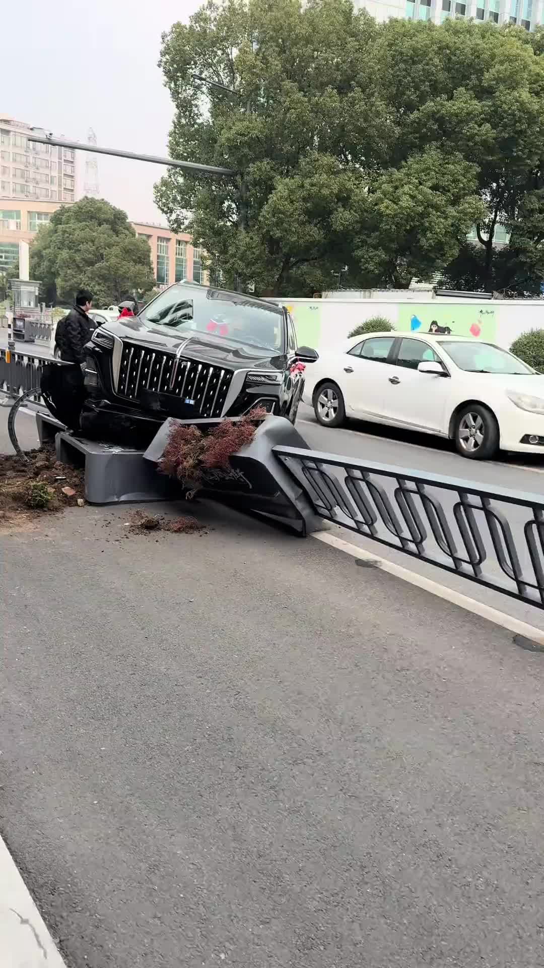 可惜了，这应该是刚提车不久啊！