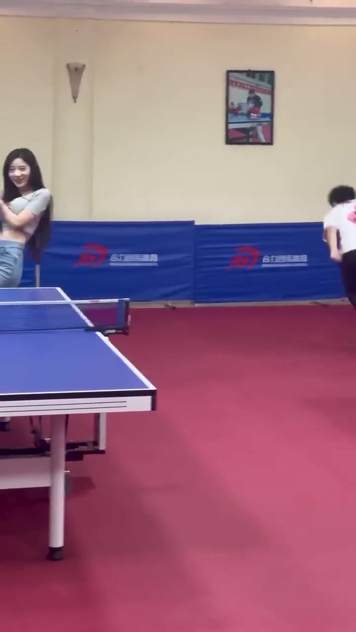 请问妹子在乒乓球桌旁边的作用是什么