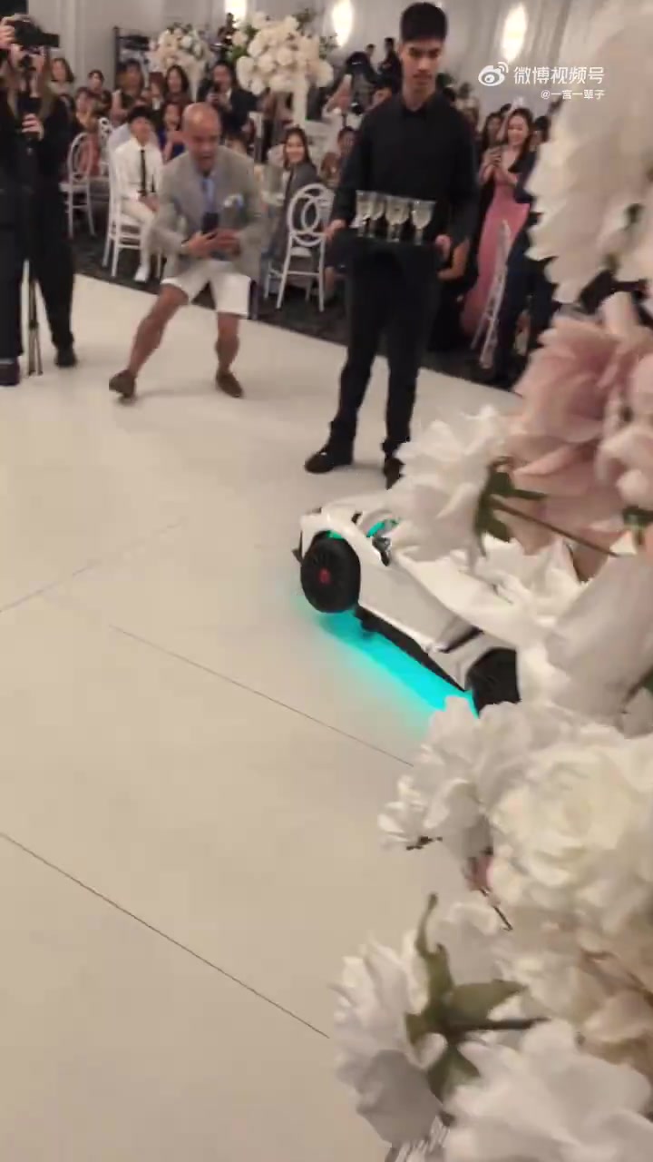 没想到婚礼上还能飙车