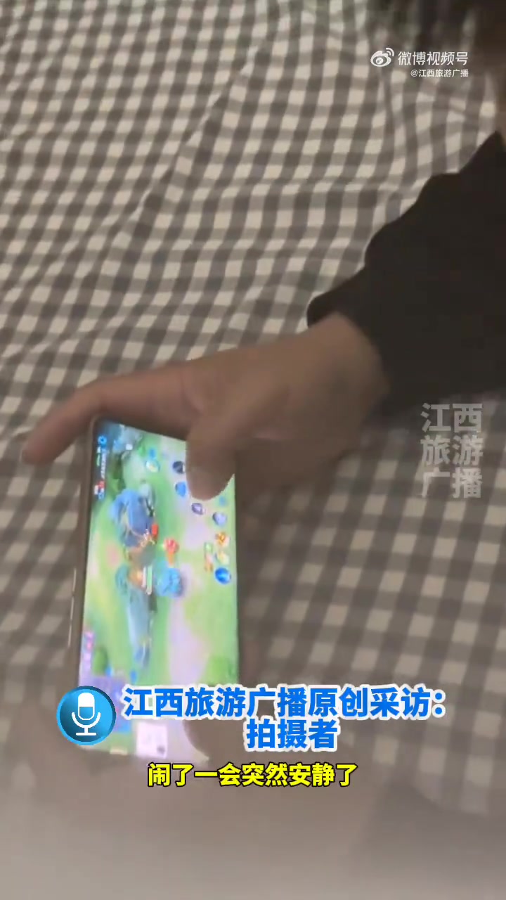 宝宝趴床边看爸爸打游戏一动不动