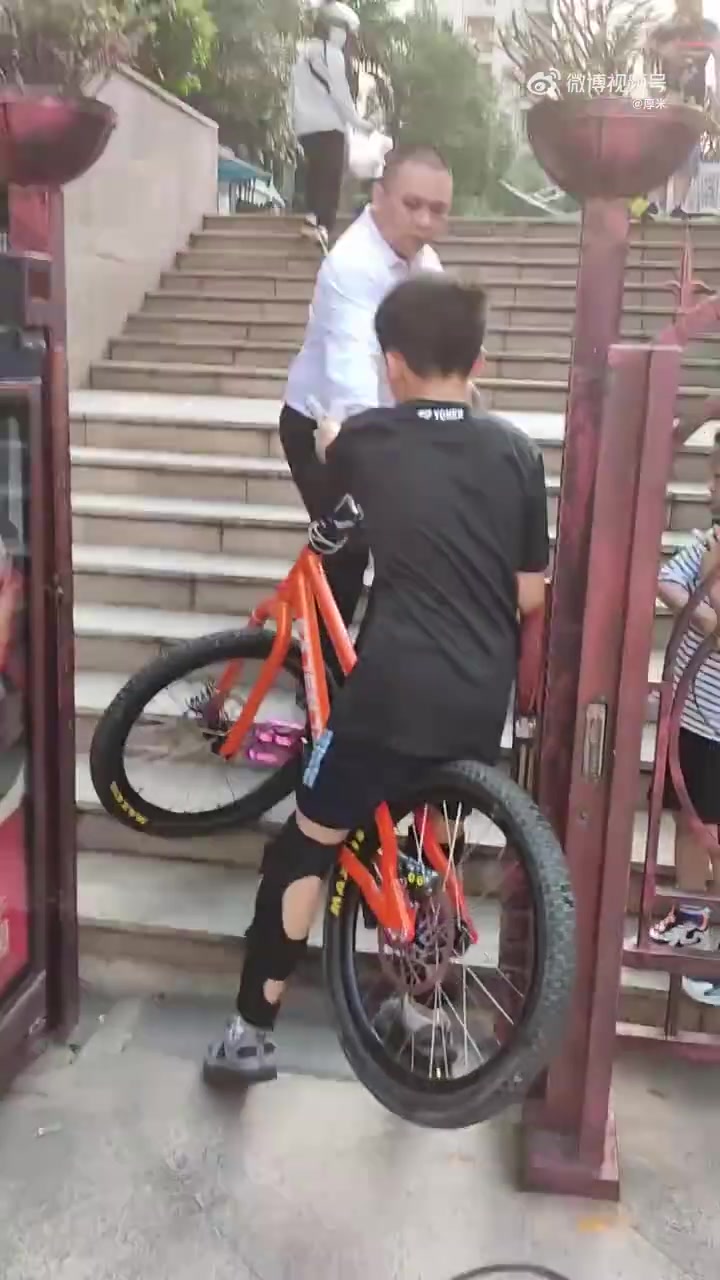 物业能这样扣下小孩的自行车吗
