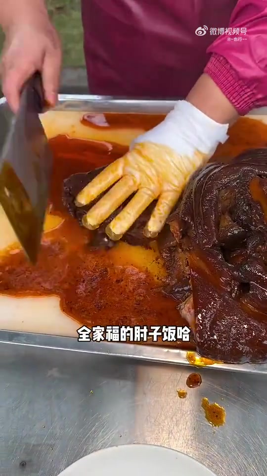 重庆路边摊的肘子饭，香得让人难忘
