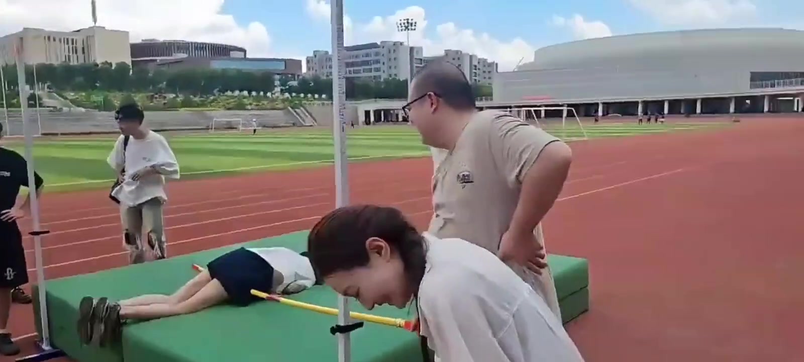 不是这位女同学你到底在干啥啊