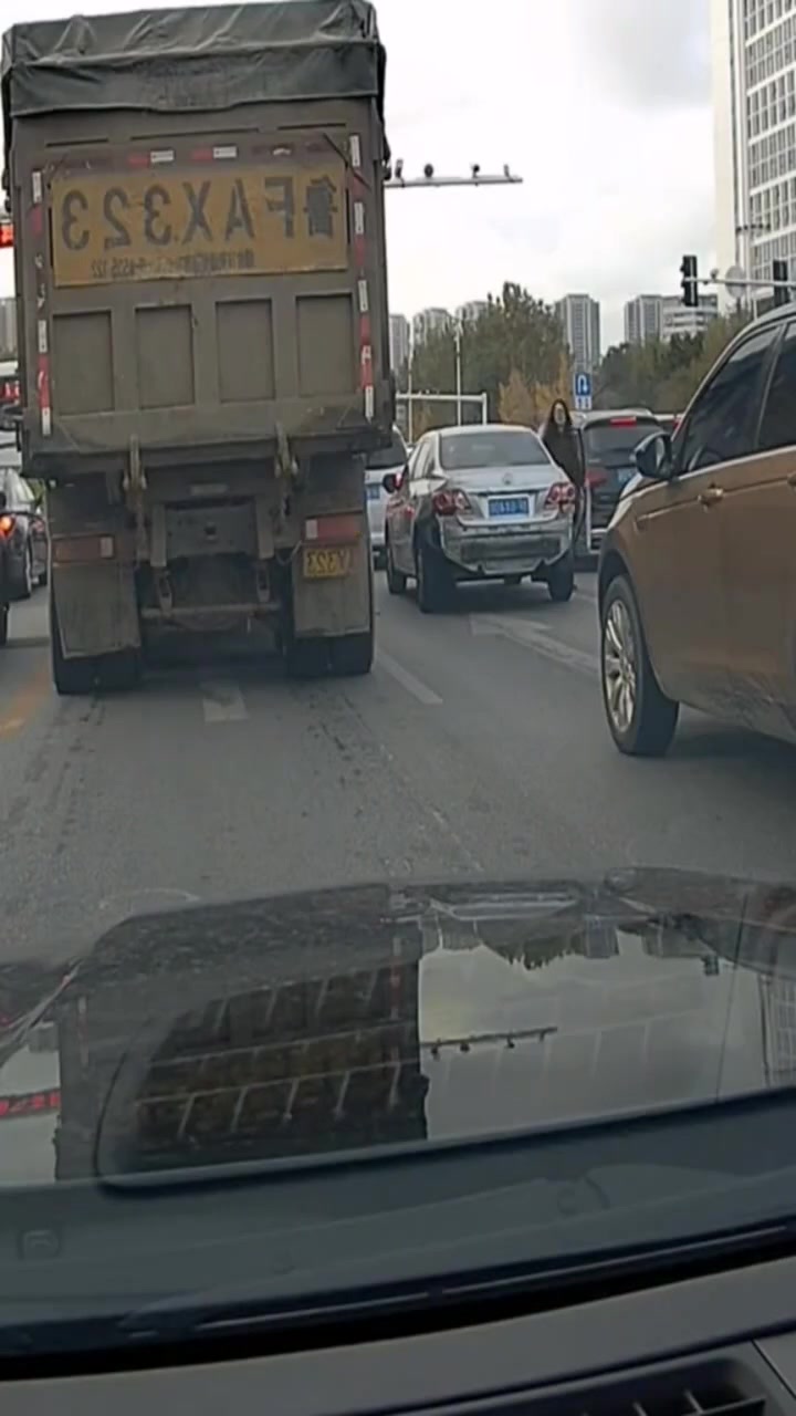 小车：你脱我裤子....大车：抱歉没绷住下