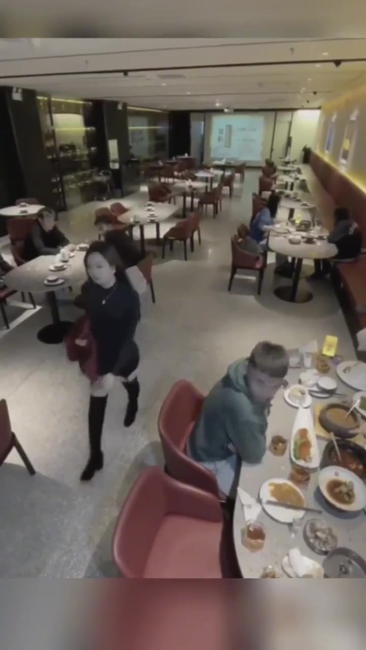 人家两个兄弟一起的可以大方看，你这跟对象出来的还这样看活该