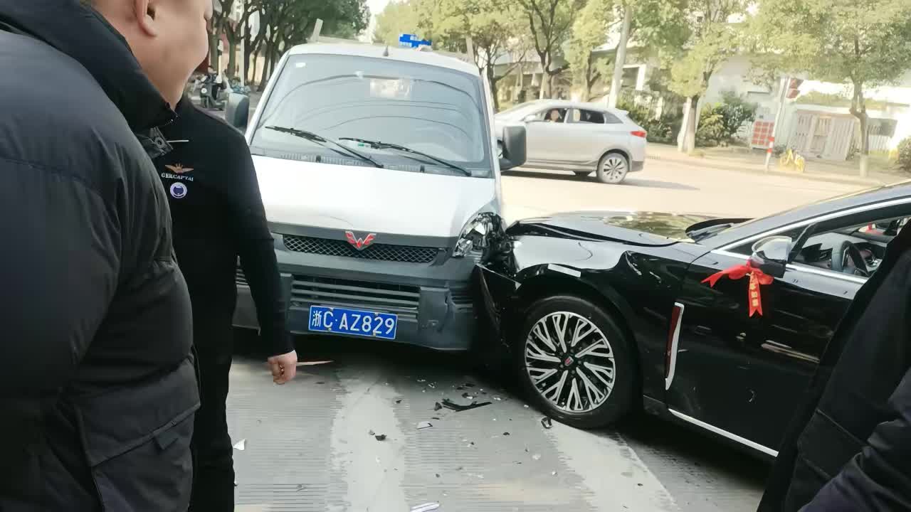刚提新车左转弯不让直行，这是哪个教练，教的，站出来说句话