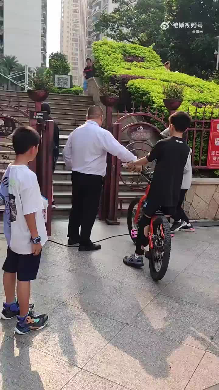 物业有权扣留小业主的自行车吗