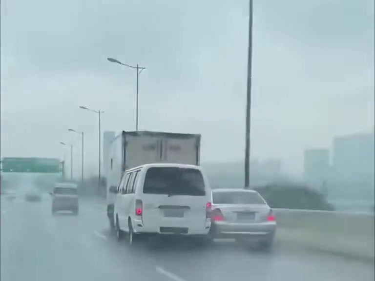 货车司机：见鬼了左边面包车右边小轿车，我后面到底是啥！