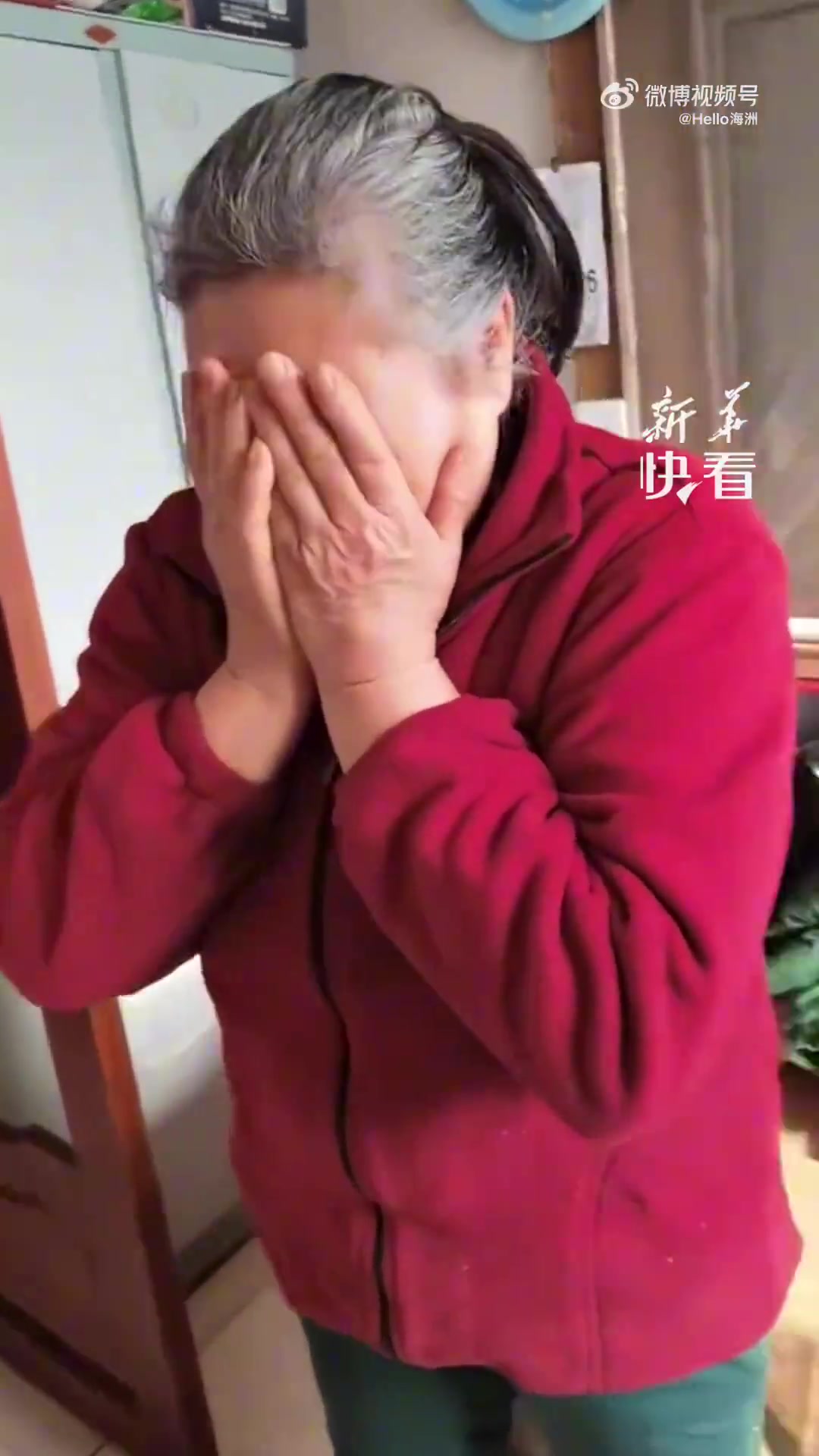 雇主给保姆买过年新衣，保姆感动得捂脸大哭