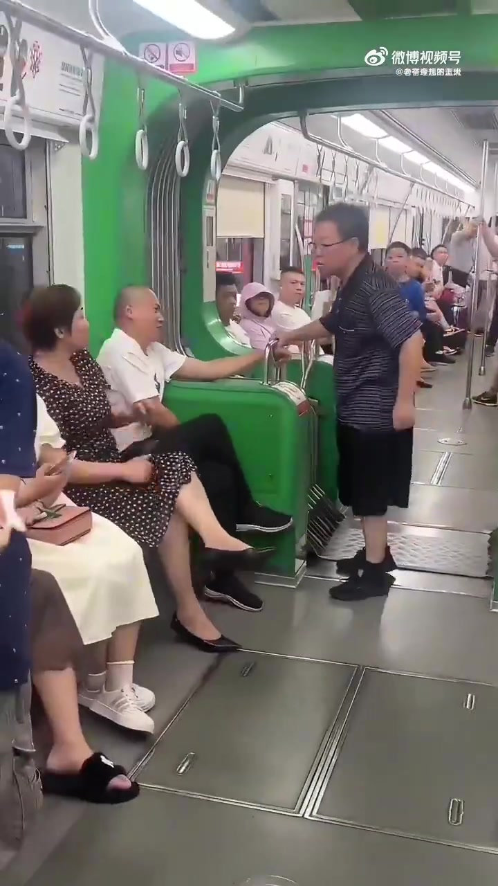 对方已经撤回了一个生化子弹，大姐你就少说两句