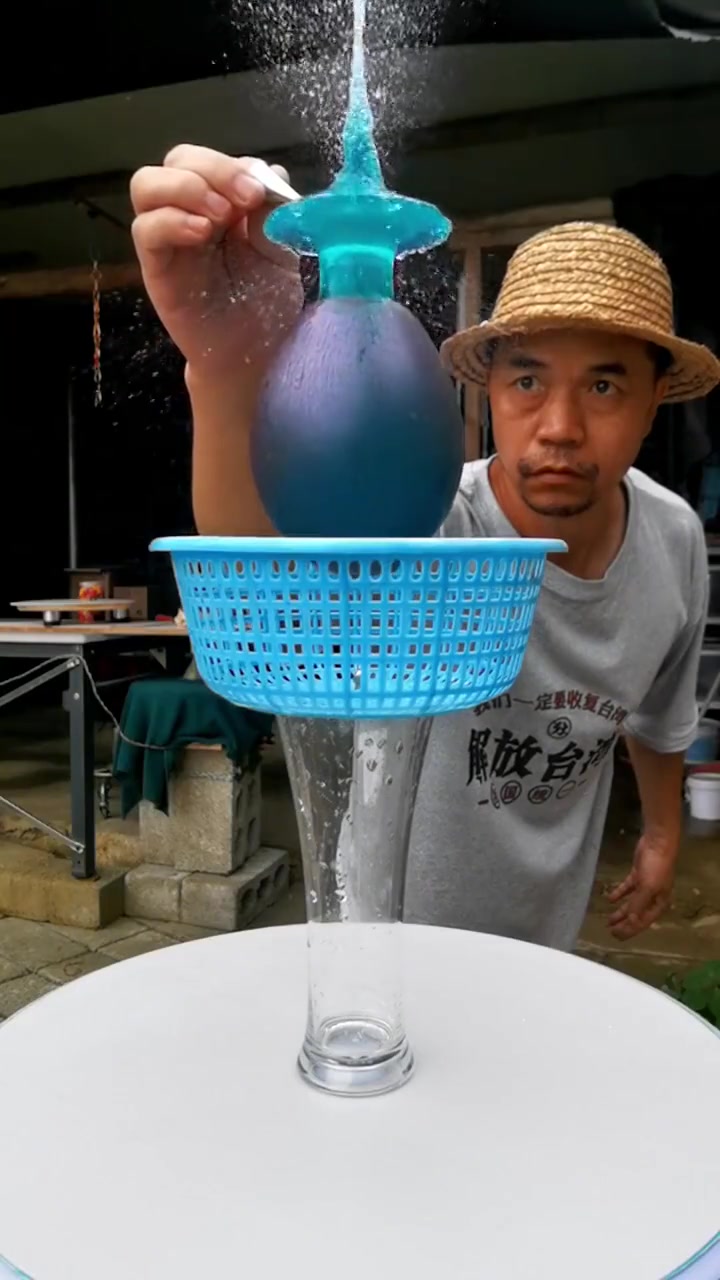 装着水的气球炸开瞬间