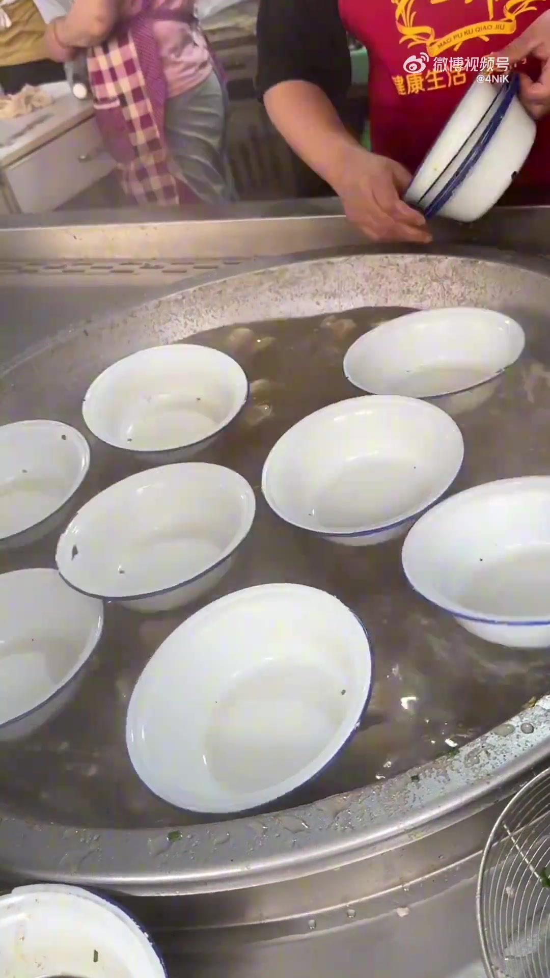 扬州市高邮特色的馄饨店，先把碗扔锅里