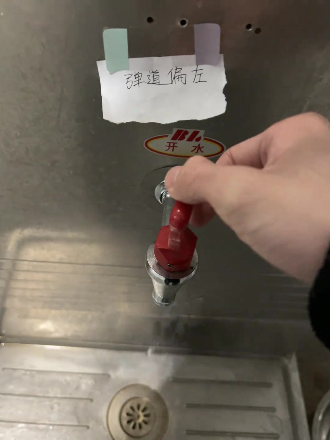 不是，哥们你是站水箱上观察的弹道偏左吗