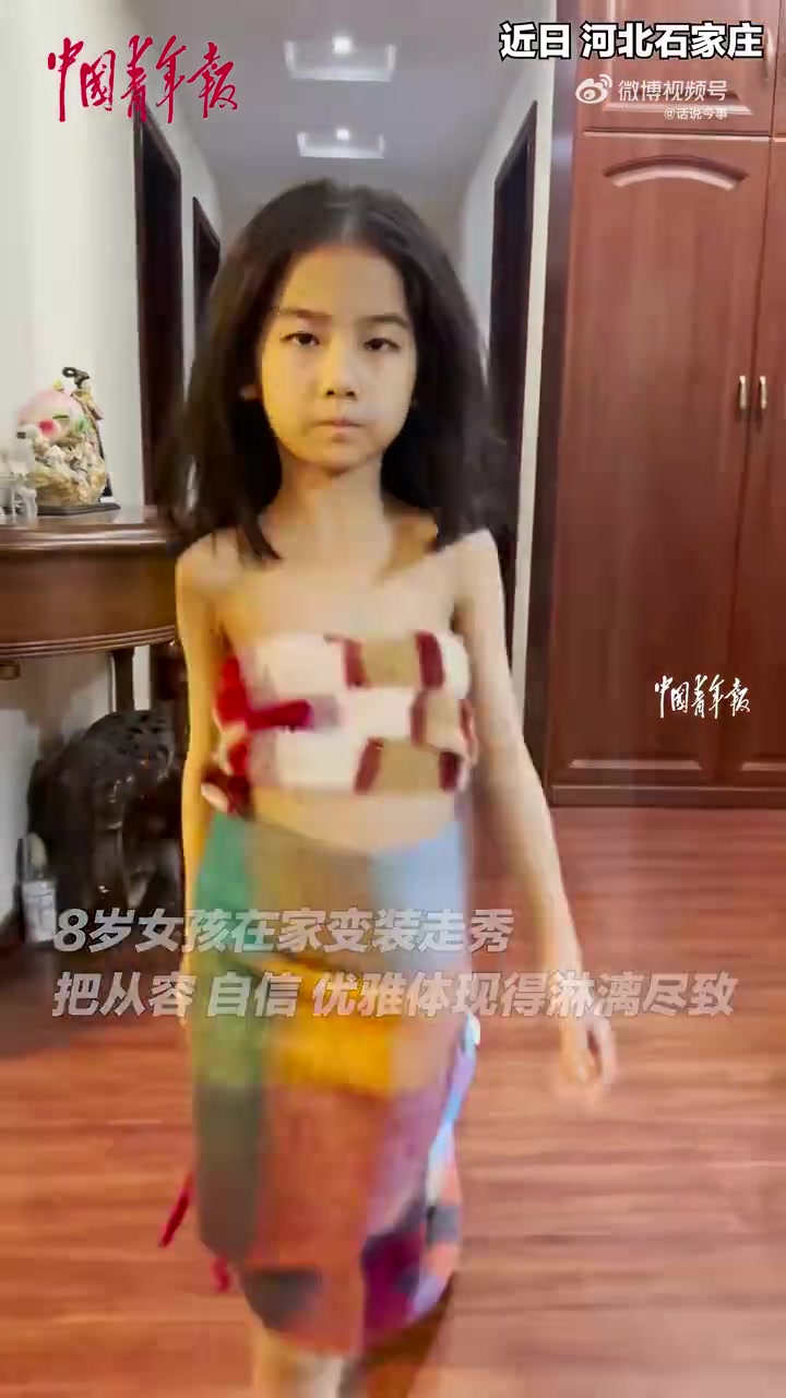 8岁女孩在家走秀，把从容、自信、优雅体现得淋漓尽致
