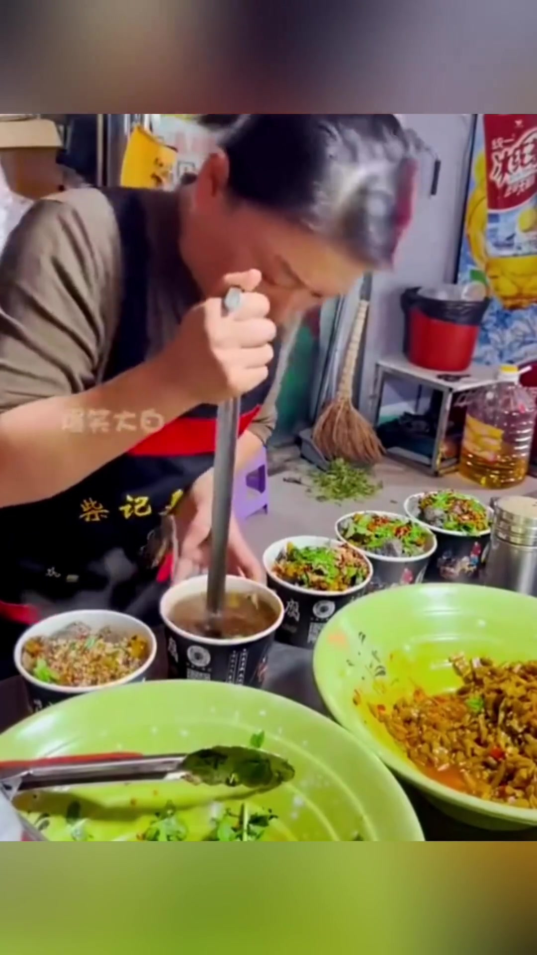 大姐这么一压，这臭豆腐有干湿分离的效果