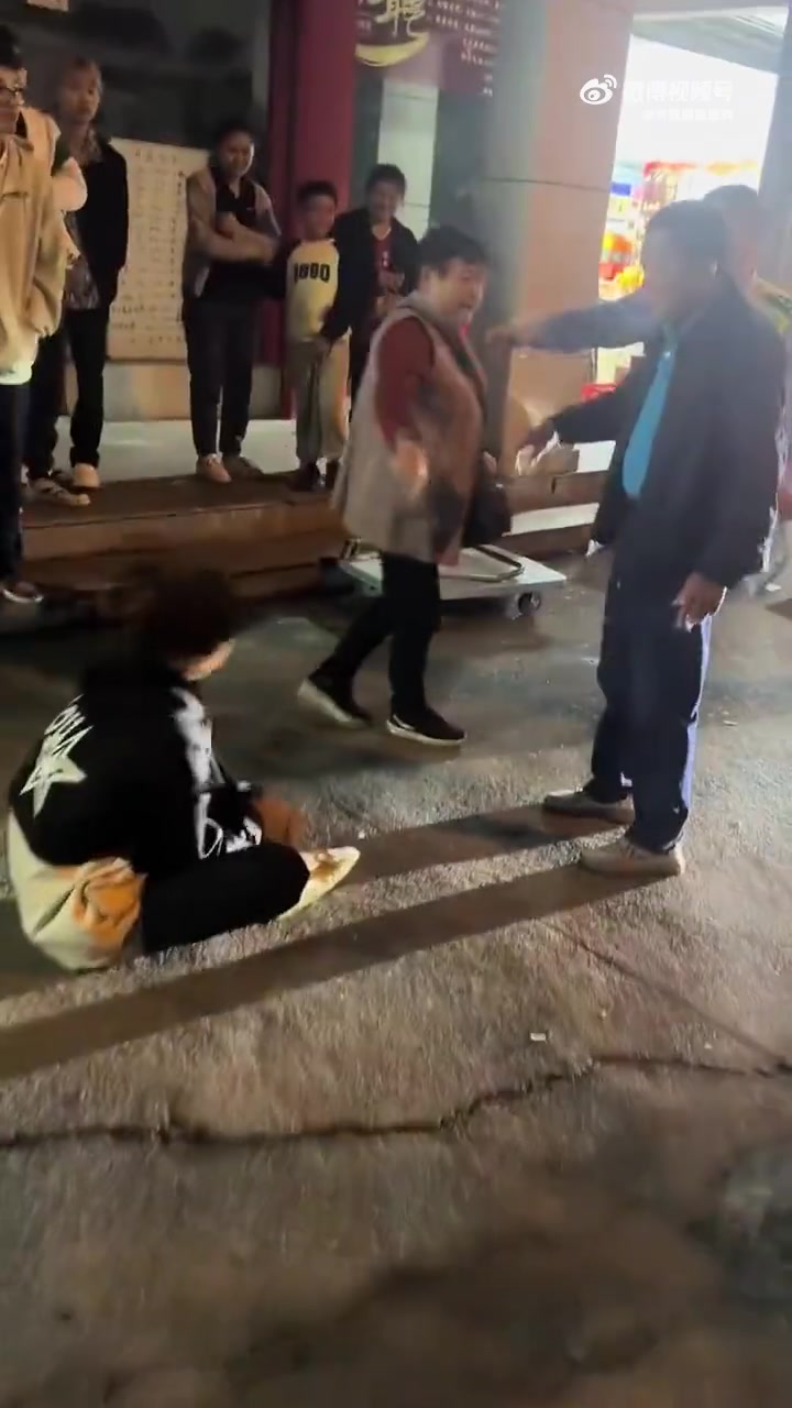 老太太遇到对手了，被人家把词说完了