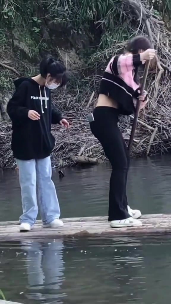 又菜又爱玩！小姐姐划半天桨，船都不动！