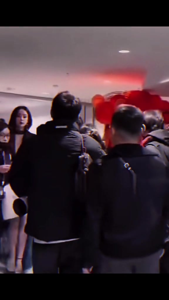 古力娜扎和迪丽热巴在后台擦肩而过，互不搭理！！
