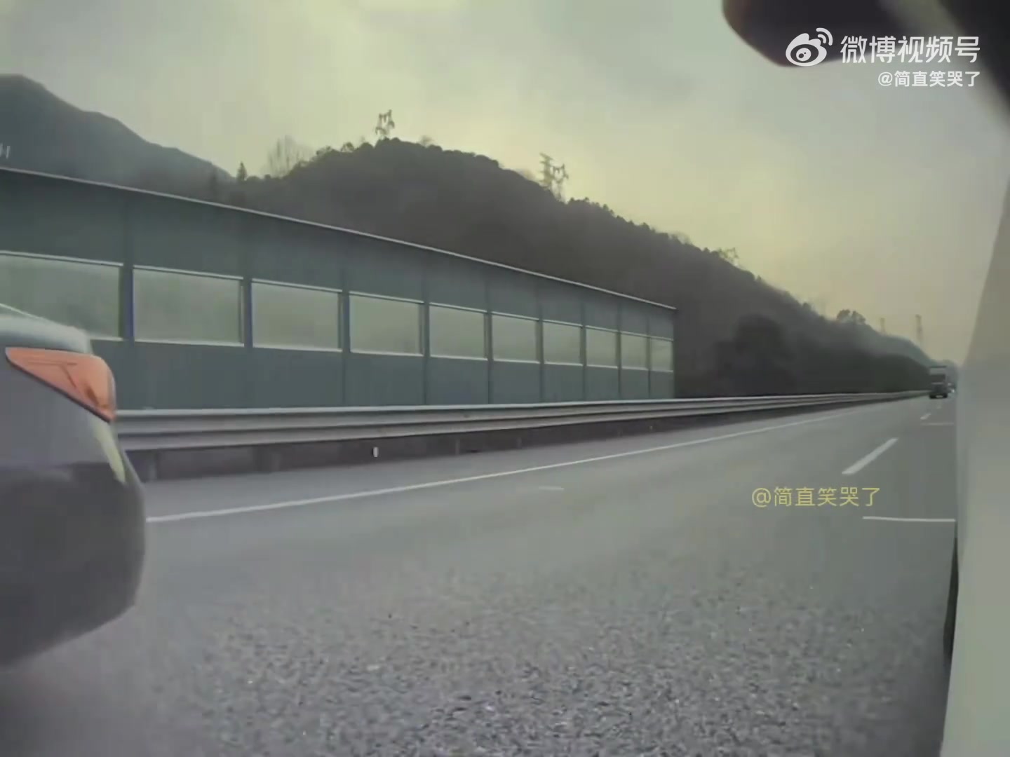 高速上没有超车条件强行超车，这辆英菲尼迪下次还敢吗