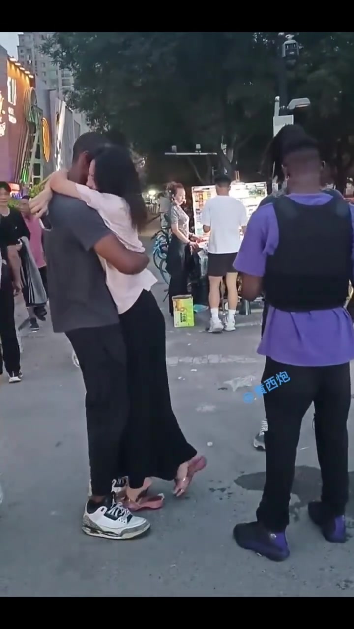 小姐姐和黑人男友当街秀恩爱，一点也不在乎旁人眼光啊