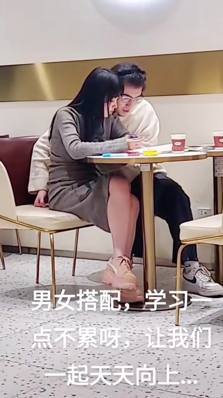 小情侣公共场合学习，但男生的手不老实啊