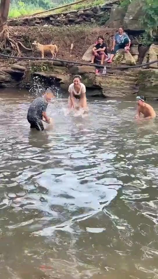 这帮小孩真过分！集火泼小姐姐