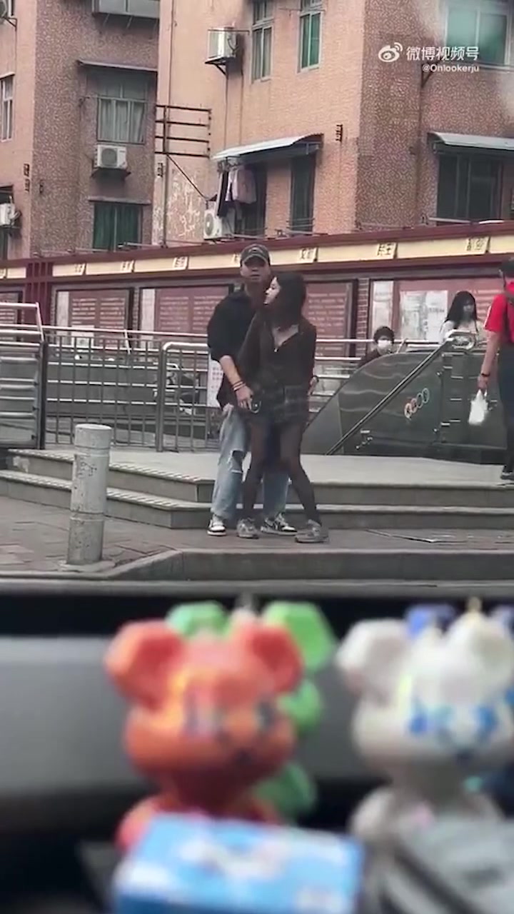小情侣大街上这种动作不太好吧