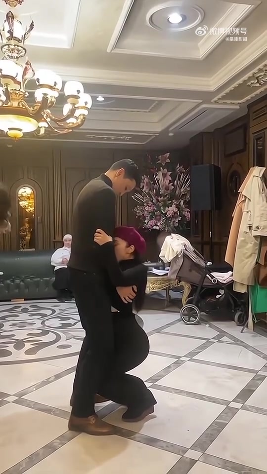 这是老同学聚会吗玩得真花啊