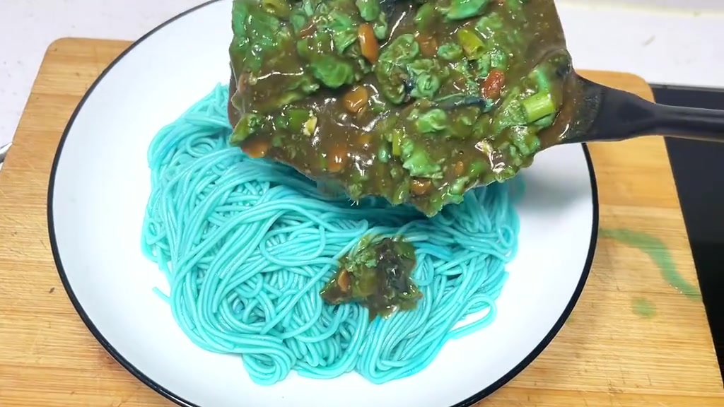 绿的煎蛋蓝的面这吃的一看就得劲儿！