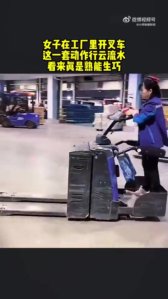 女子在工厂里开叉车，这一套动作行云流水，看来真是熟能生巧！