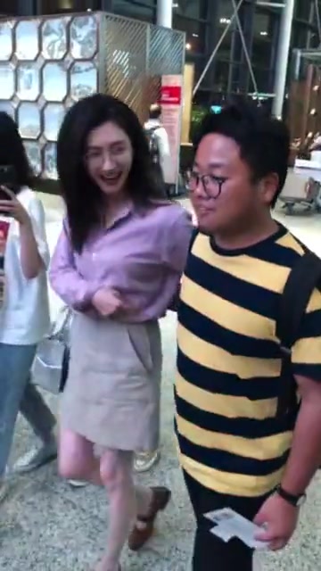 太有亲和力了！江疏影被陌生人搂腰，捂脸微笑调侃：他搂我腰诶！
