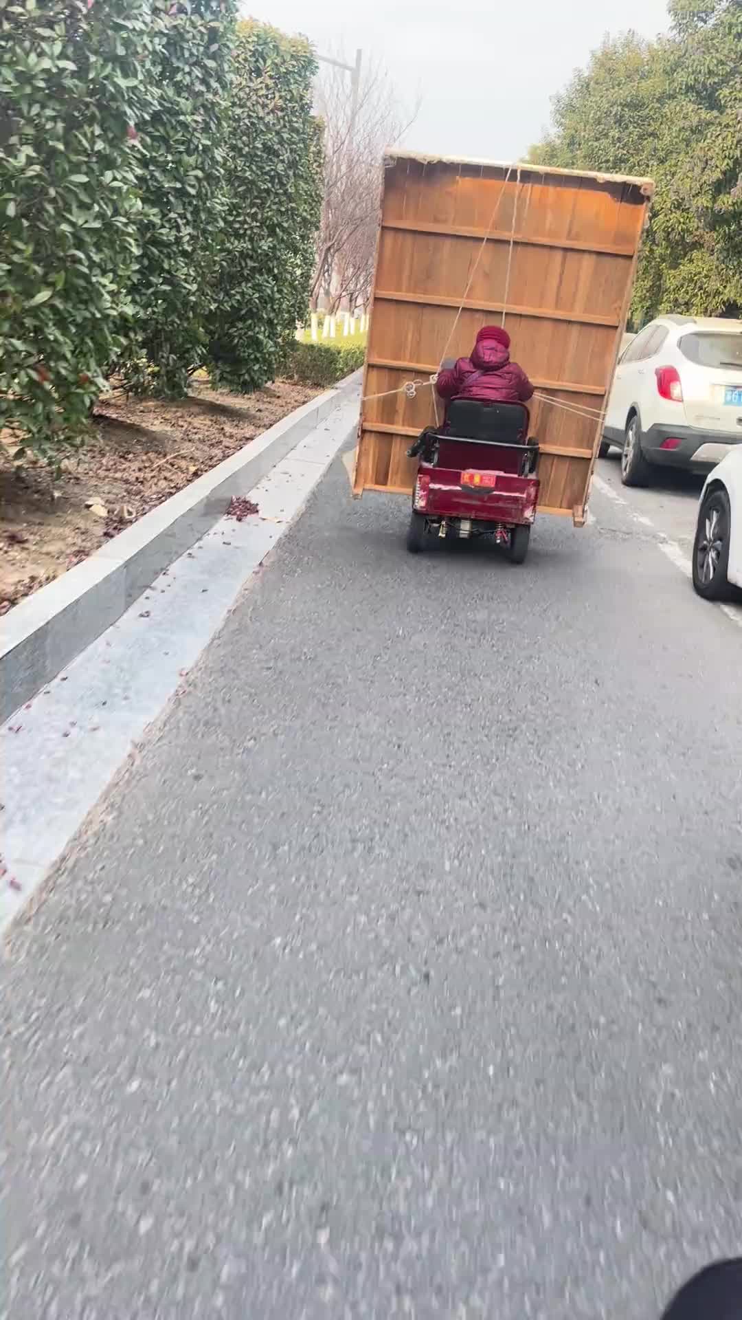 大妈：骑车这件事，别人带眼睛就行！