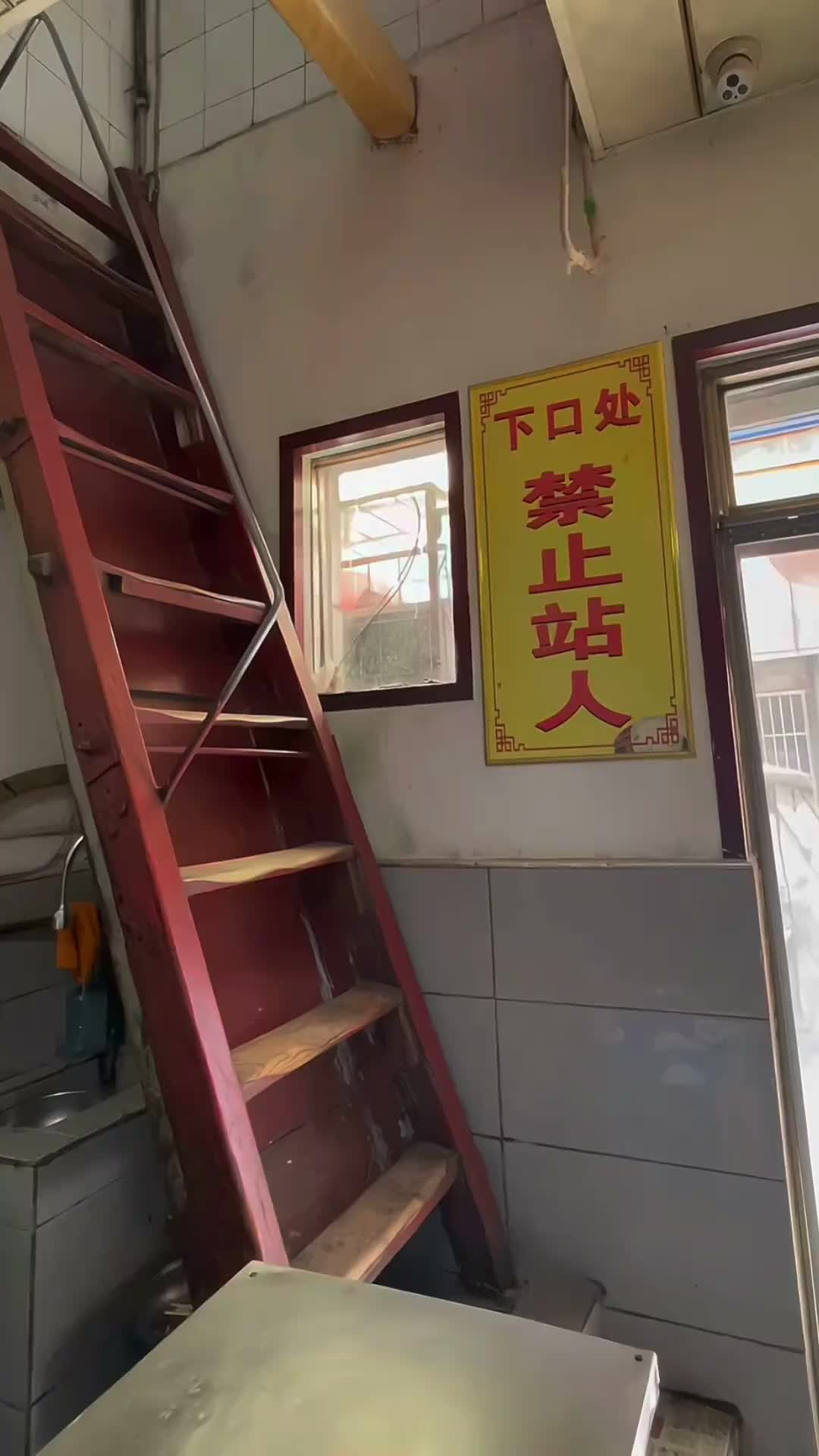 上面这位以前肯定是开塔吊的！