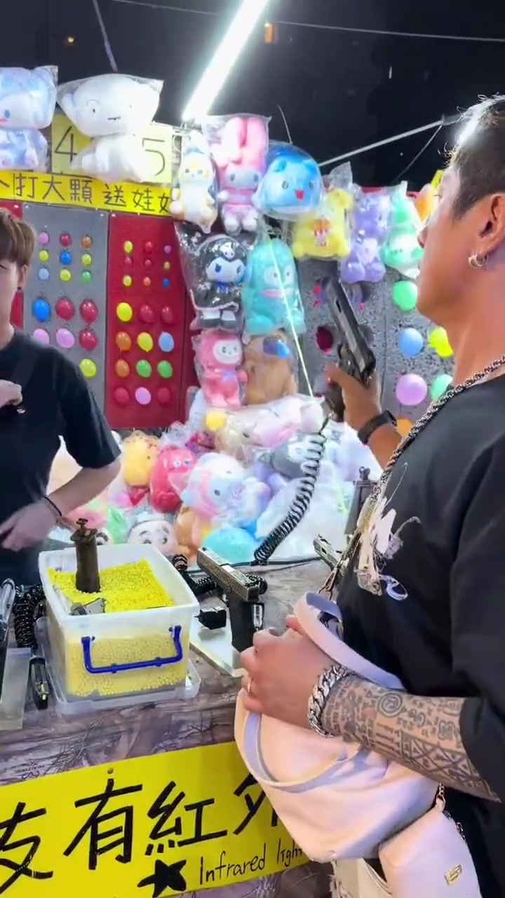 这人练过，手稳得一批，普通人举个拳头都不会那么稳