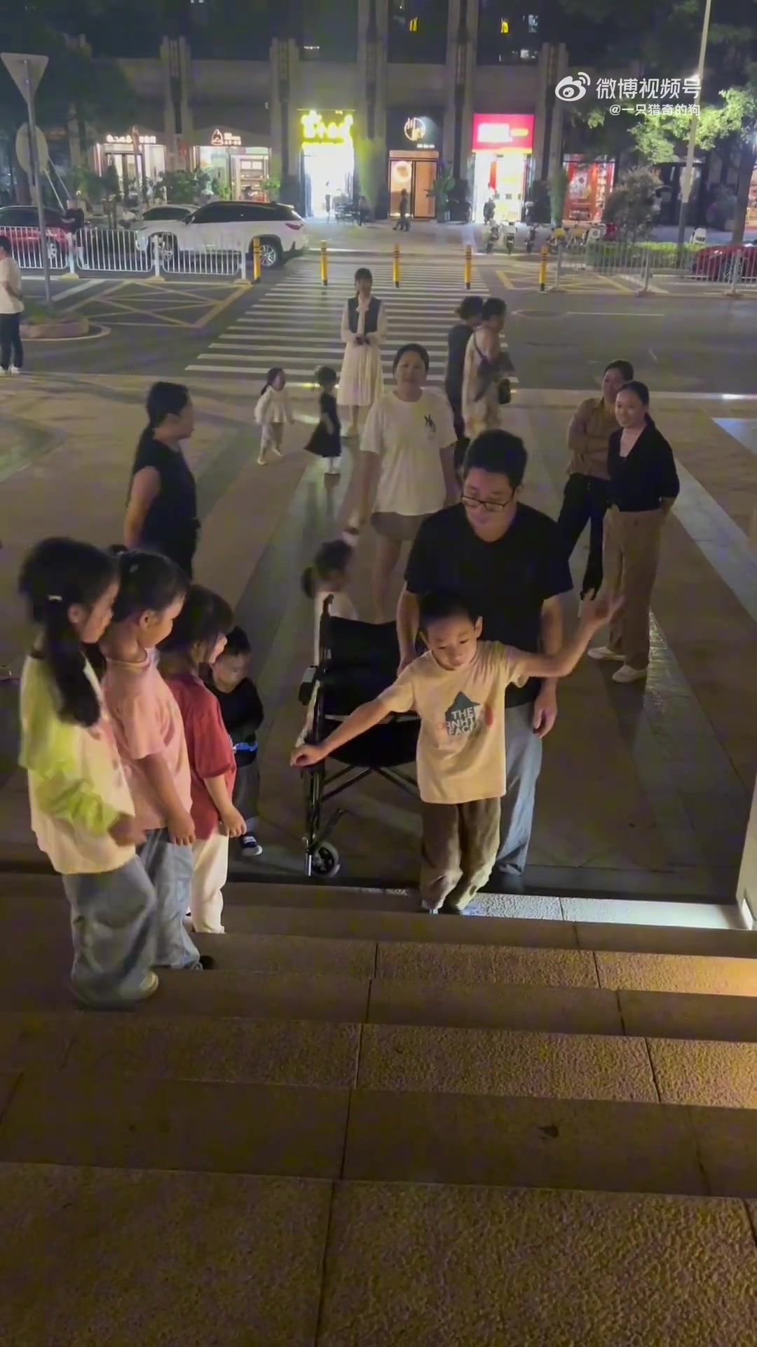 9岁残疾儿童第一次尝试上楼梯，引来很多附近小朋友围观