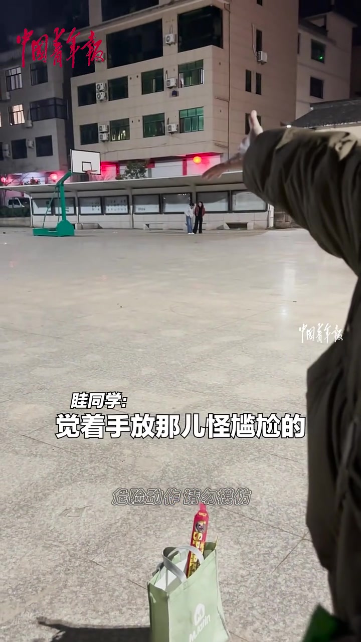女生用打火机燃放擦炮时，放出了手控炮的效果