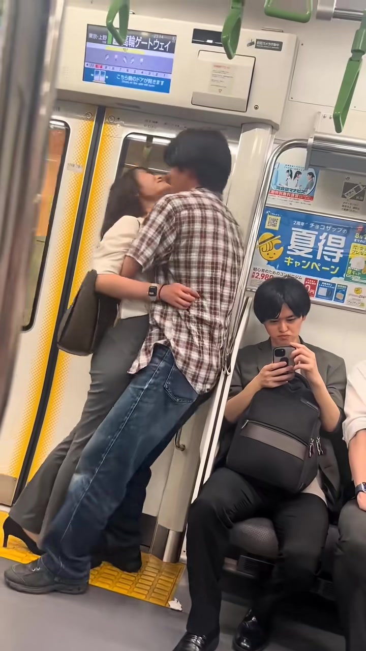 日本小情侣在地铁上又亲又摸