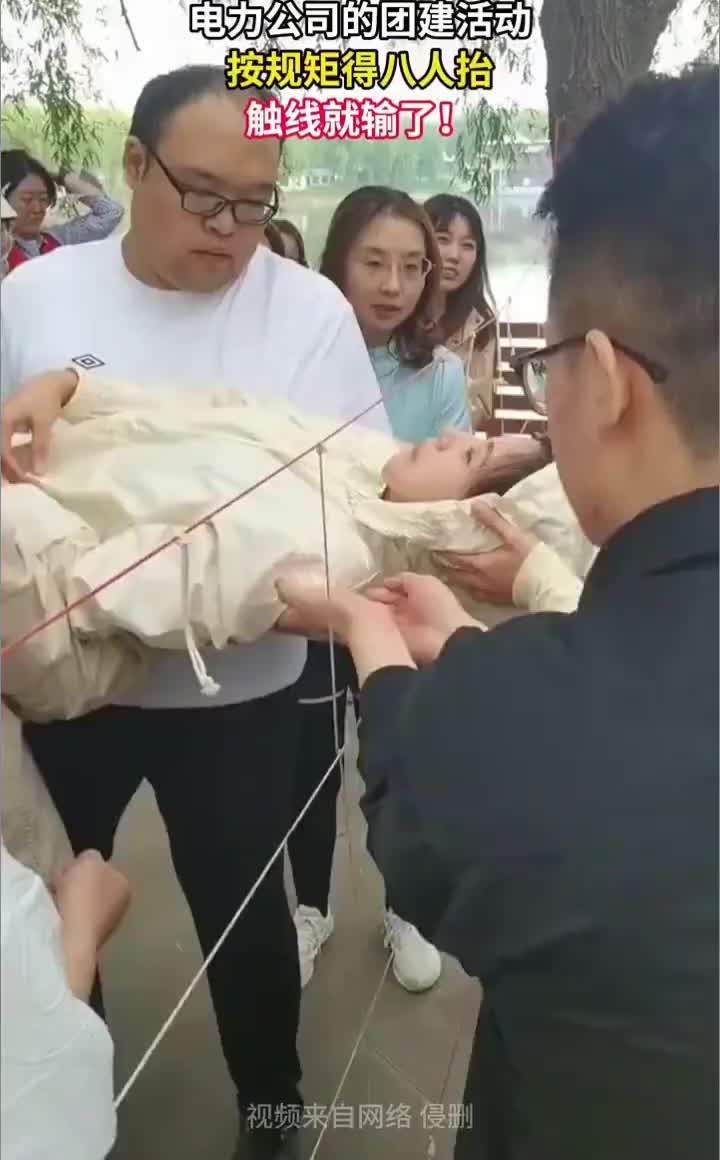 被这么多人摸啊！我猜这小姐姐肯定没有男朋友