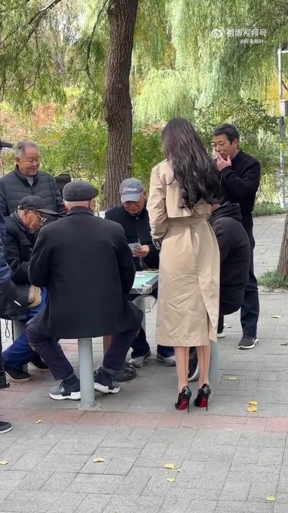 小姐姐在站一会儿大爷们都没心思打牌了！！