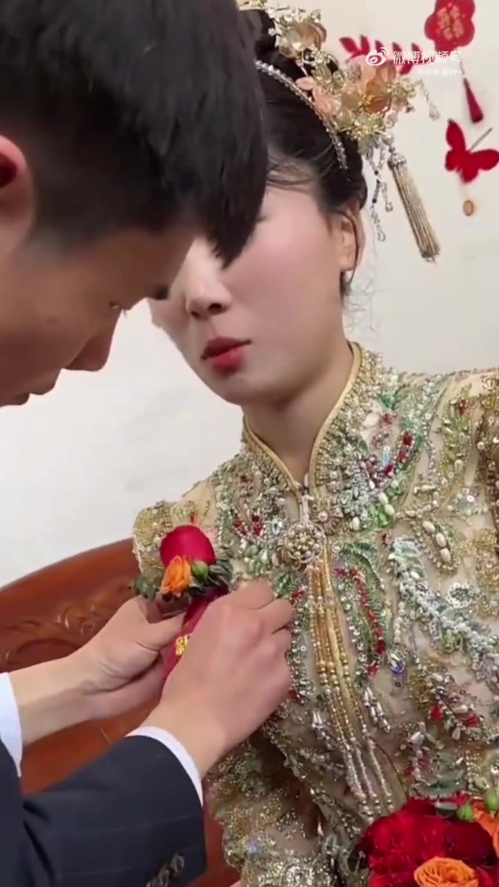 小伙子好好珍惜吧！新娘子满眼都是爱！