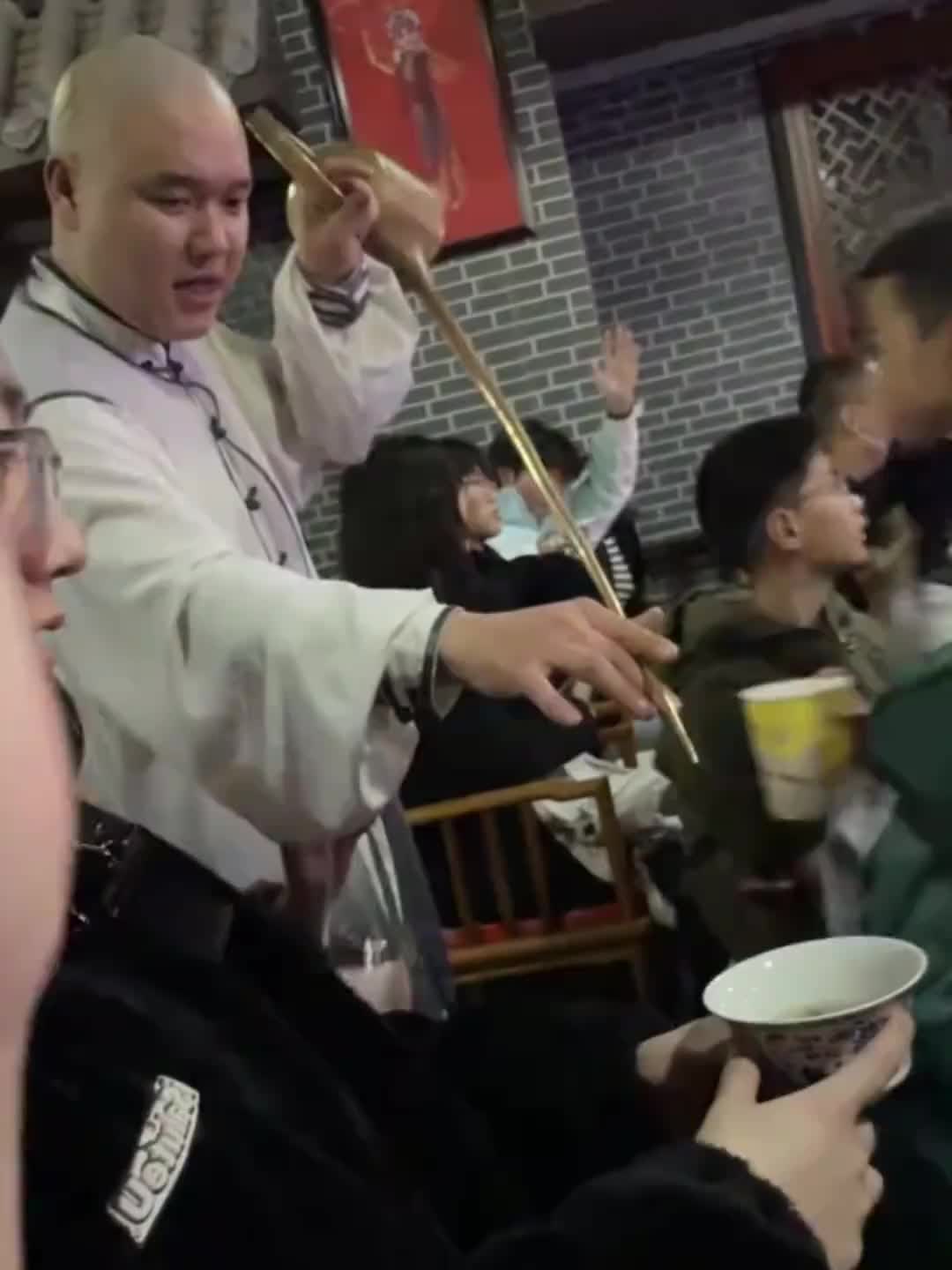 他都确认身后没人了，结果落下的时候