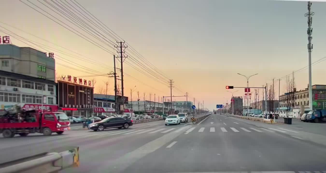 起猛了，国道上看见火车了！