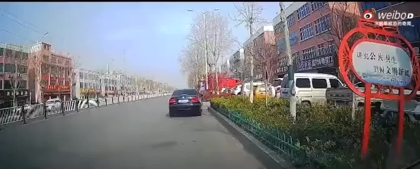 哈哈，这俩臭小子最后摔倒了，肯定跑不了了！