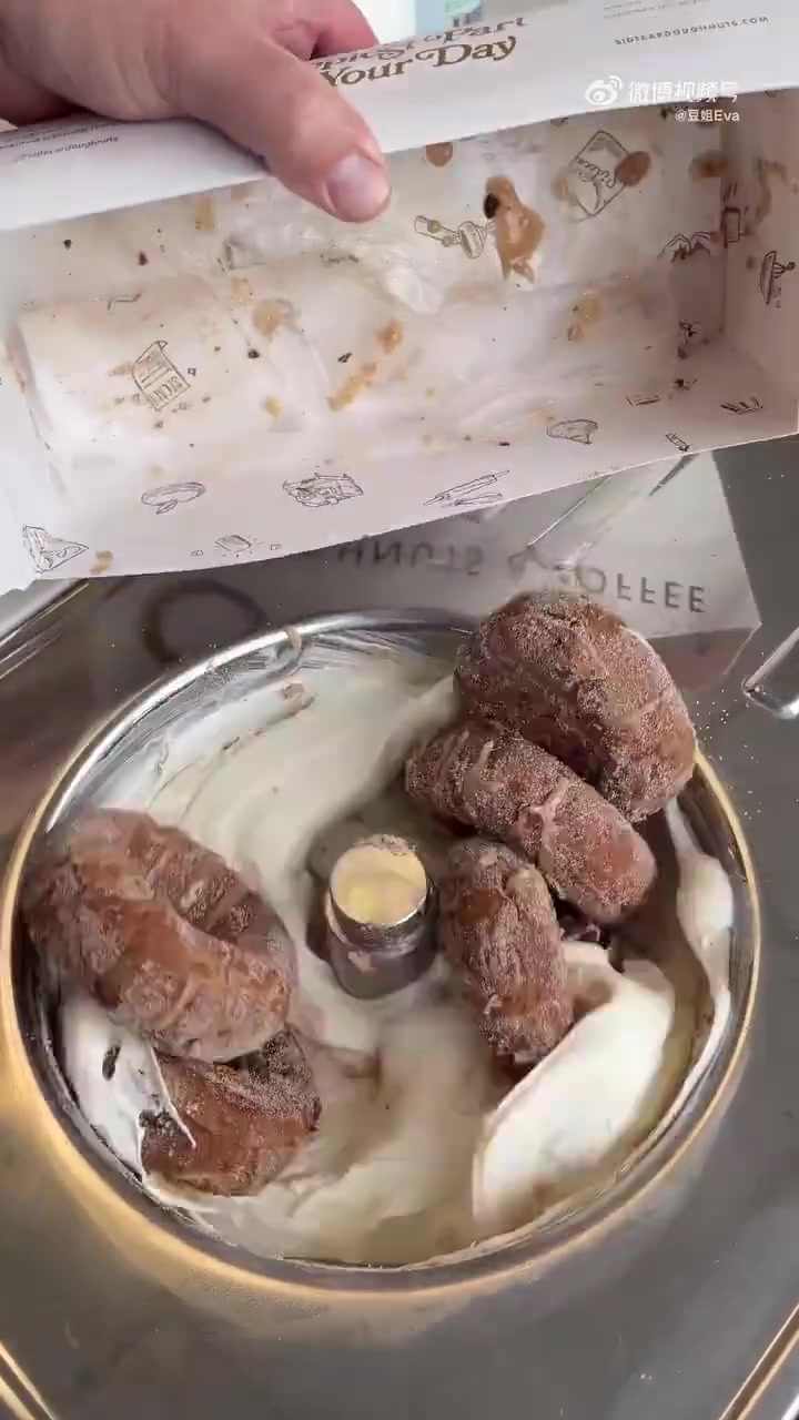 给甜甜圈加上冰淇淋，美味大升级