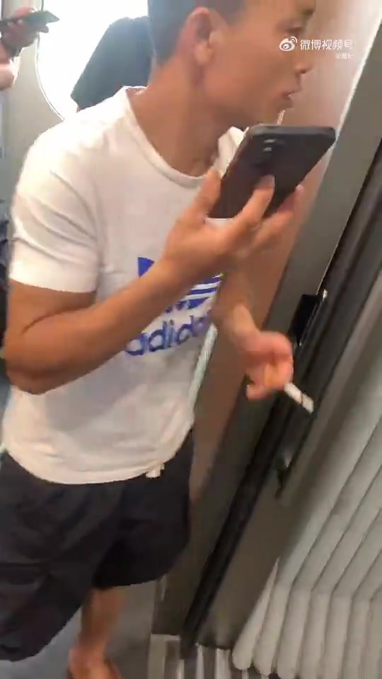 大兄弟误把高铁当绿皮火车，不知会受何处罚